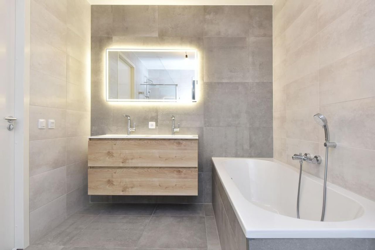 Luxury apartment with skyline view in Binckhorst - Image 25