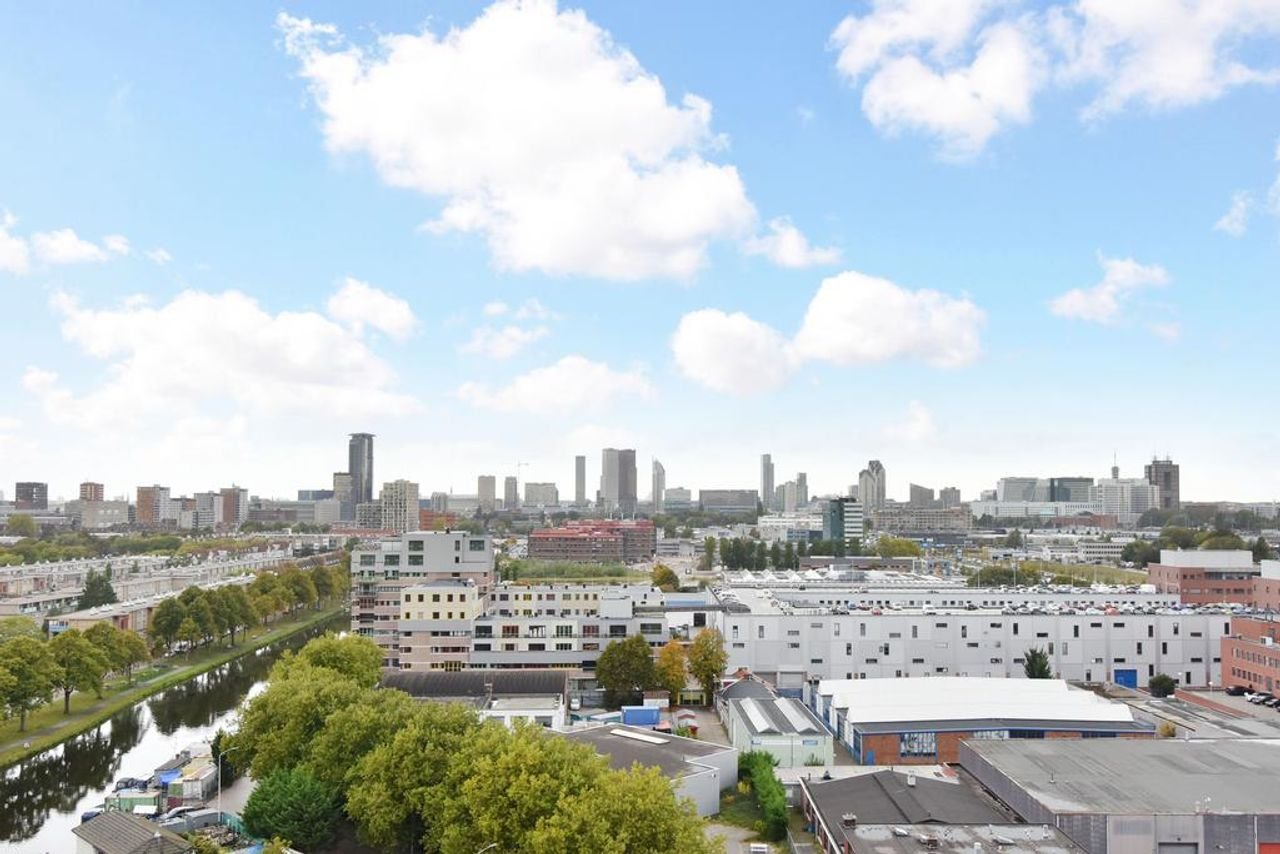 Luxury apartment with skyline view in Binckhorst - Image 37