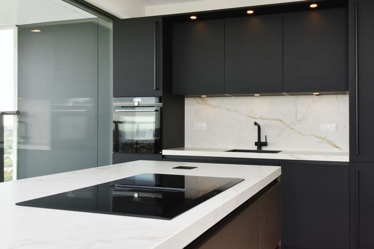 Luxury apartment with skyline view in Binckhorst - Image 32