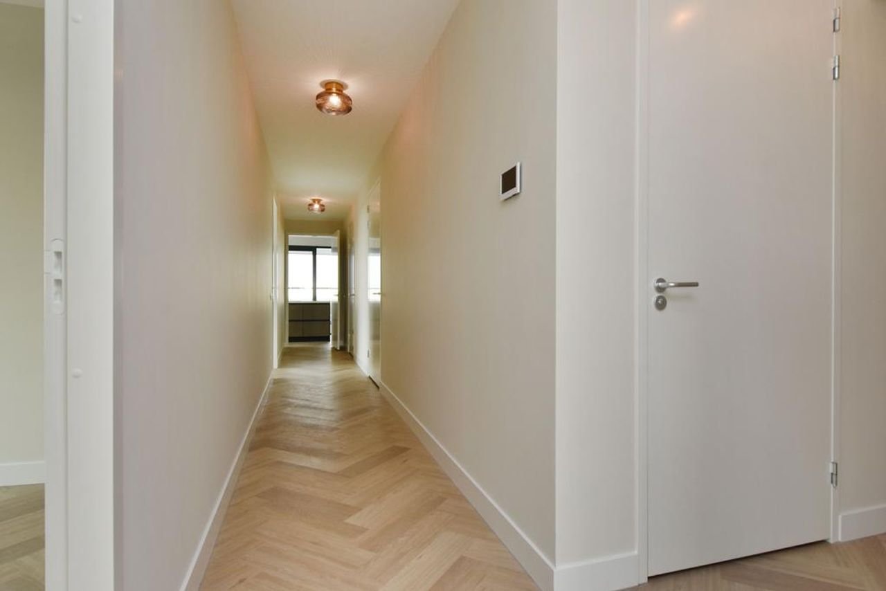 Luxury apartment with skyline view in Binckhorst - Image 21