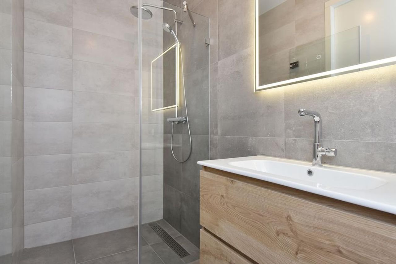 Luxury apartment with skyline view in Binckhorst - Image 29