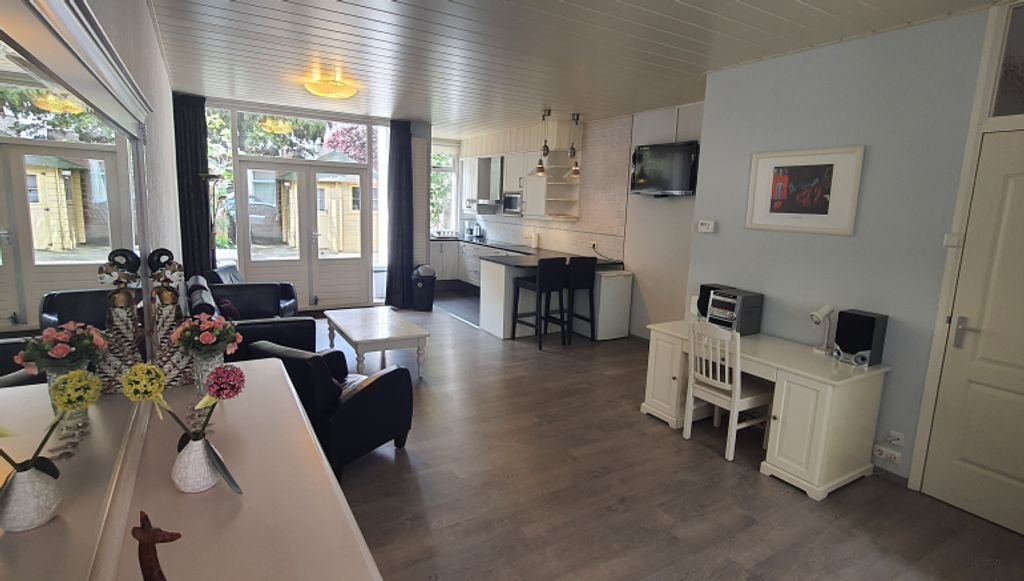 Renovated 4-bedroom house with garden - Image 2