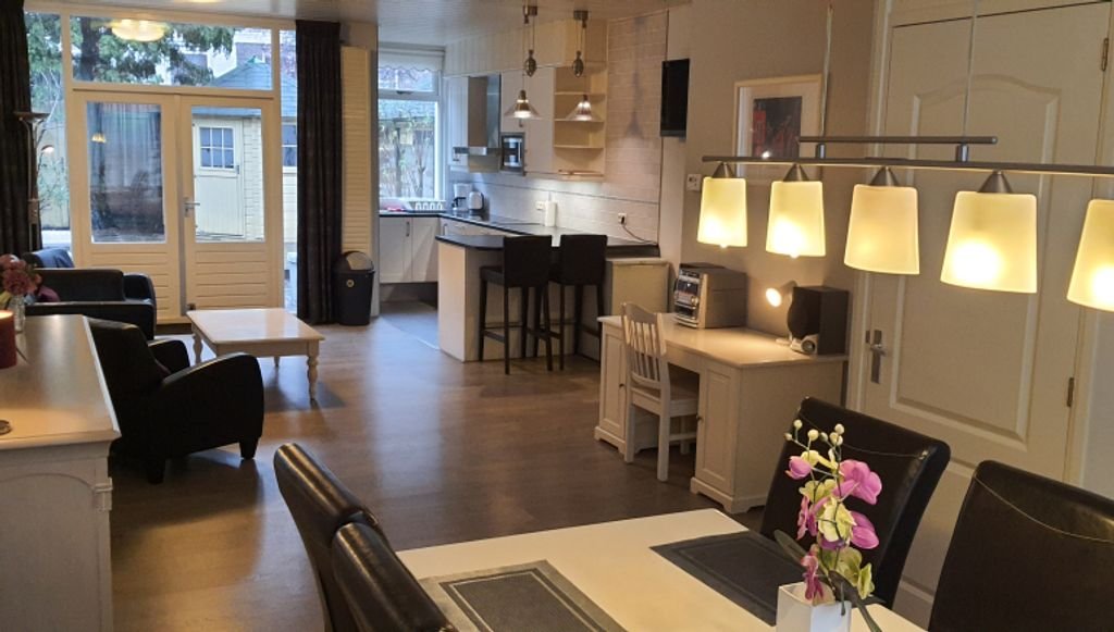 Renovated 4-bedroom house with garden - Image 1