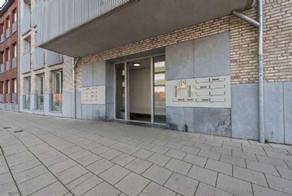 Modern city apartment with private parking - Image 2