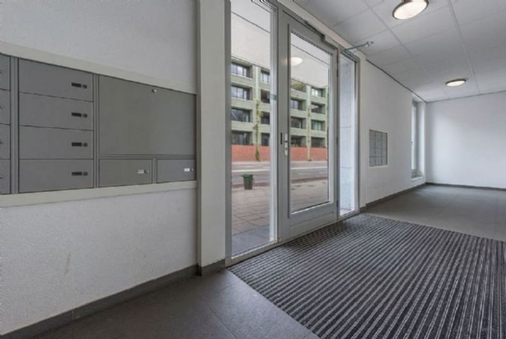 Modern city apartment with private parking - Image 3