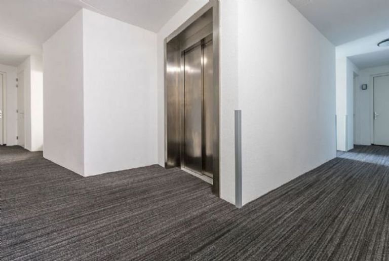 Modern city apartment with private parking - Image 4