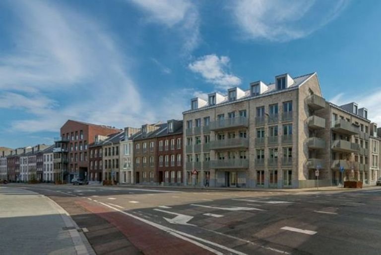 Modern city apartment with private parking - Image 5