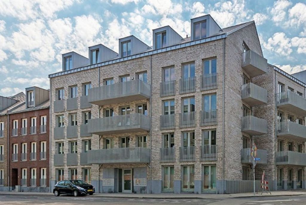 Modern city apartment with private parking - Image 1