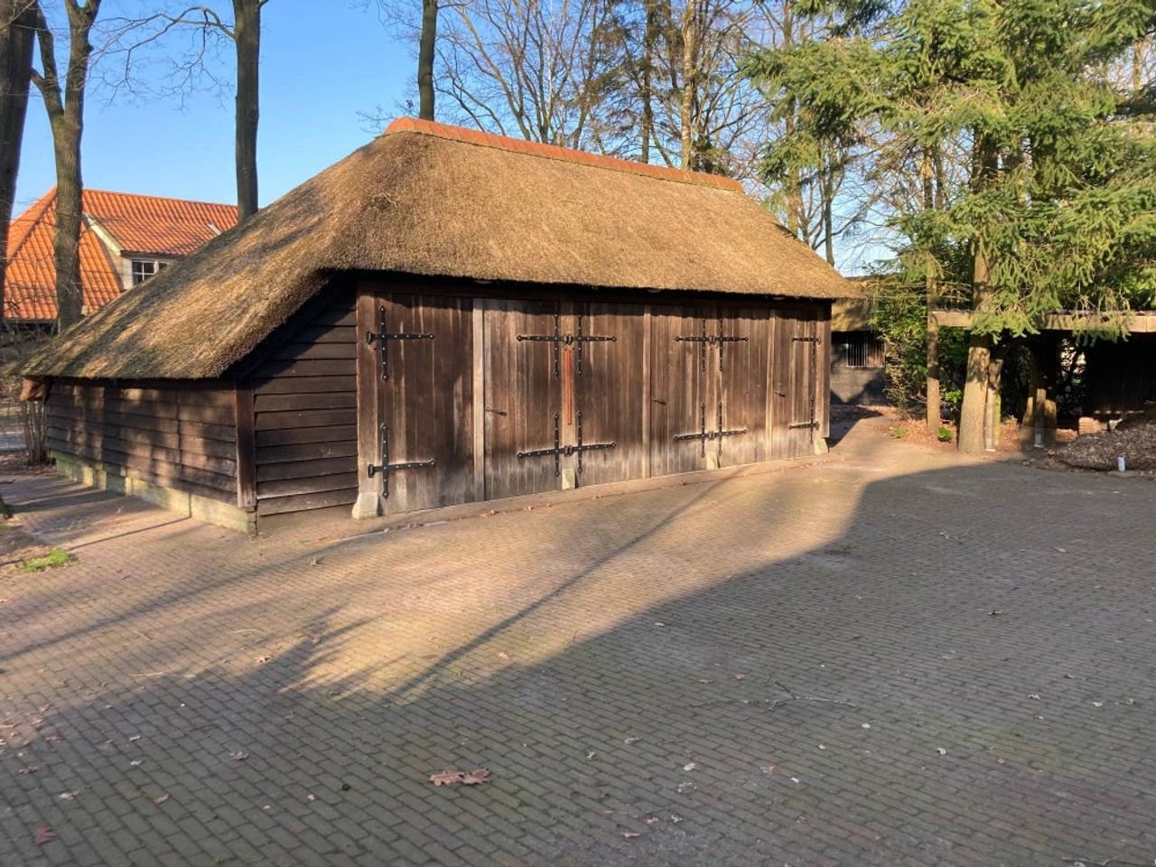 Thatched house with large barn - Image 6