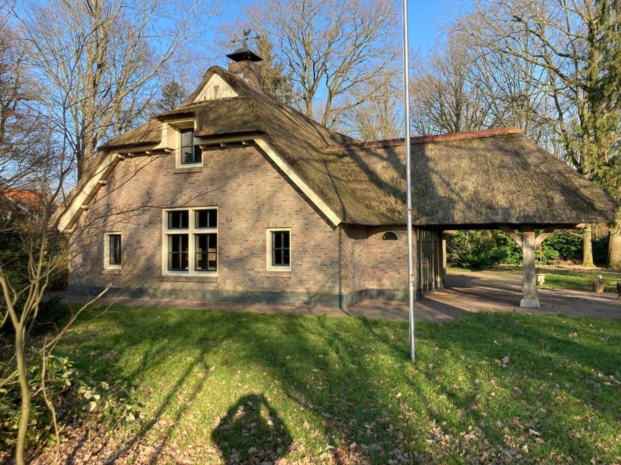 Thatched house with large barn - Image 2