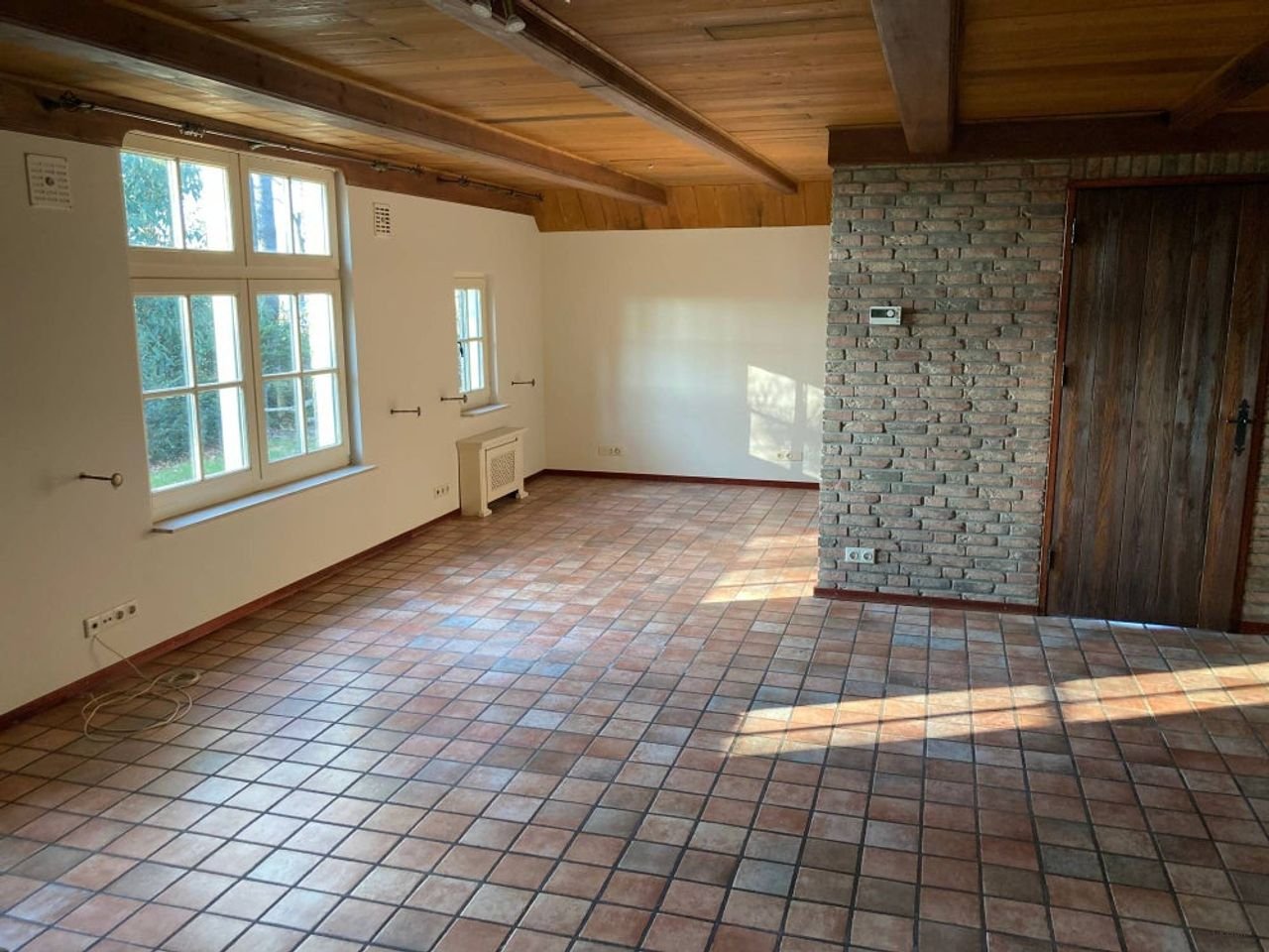 Thatched house with large barn - Image 13