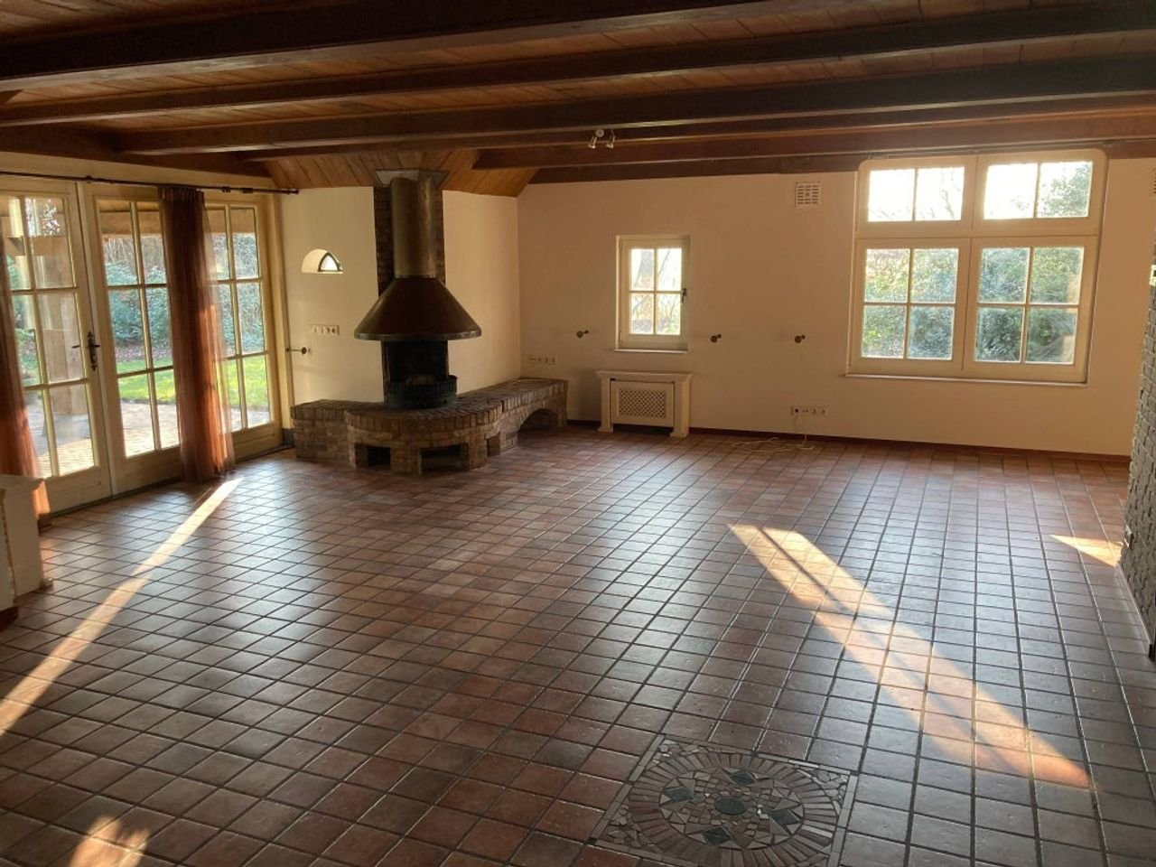 Thatched house with large barn - Image 12