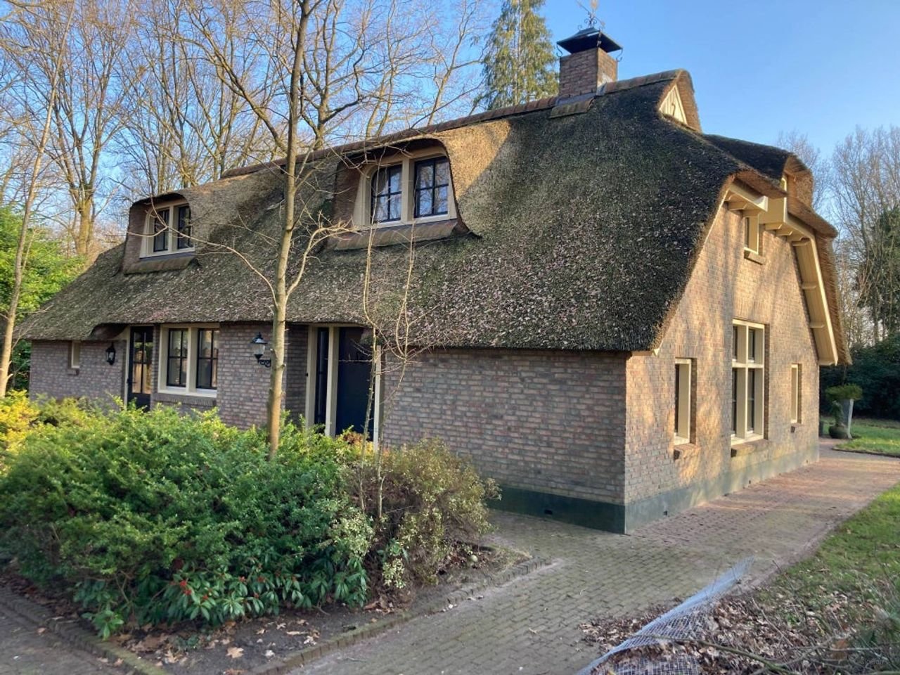 Thatched house with large barn - Image 1
