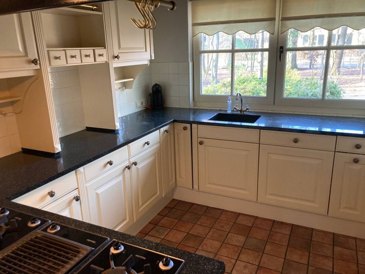 Thatched house with large barn - Image 7