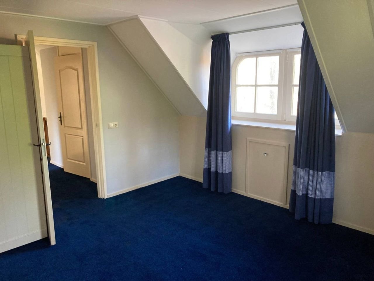 Thatched house with large barn - Image 20