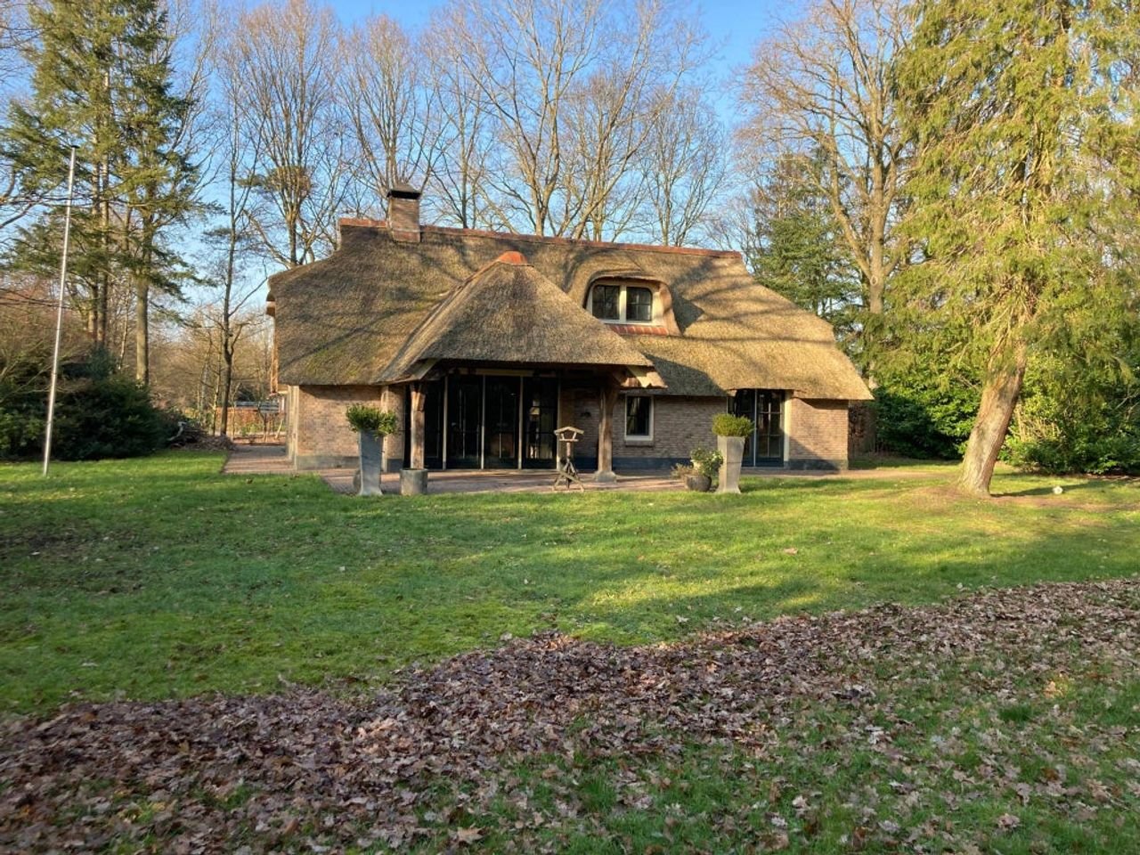 Thatched house with large barn - Image 4