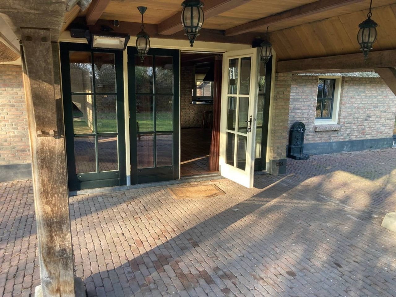 Thatched house with large barn - Image 24