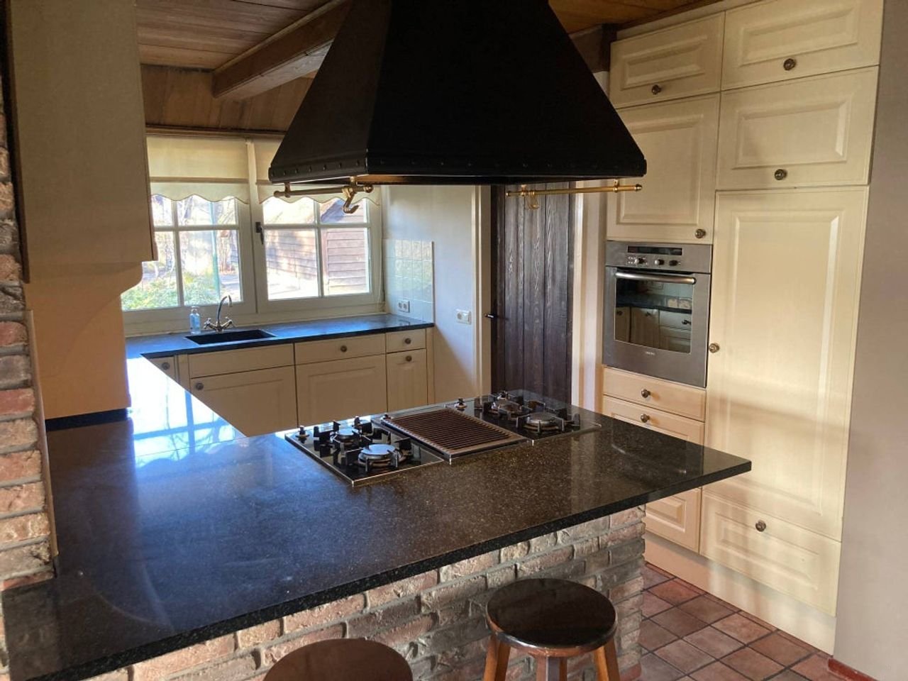 Thatched house with large barn - Image 9