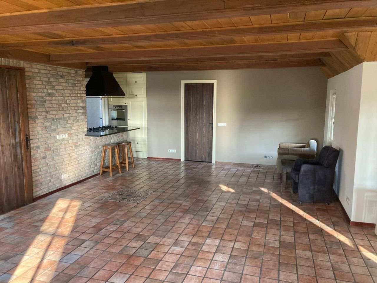 Thatched house with large barn - Image 10