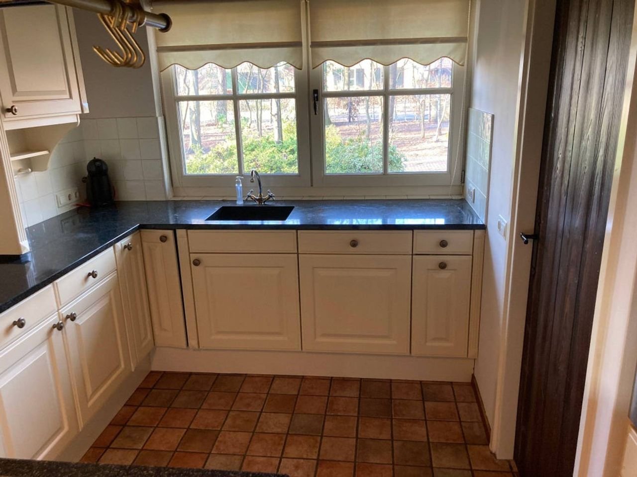 Thatched house with large barn - Image 8