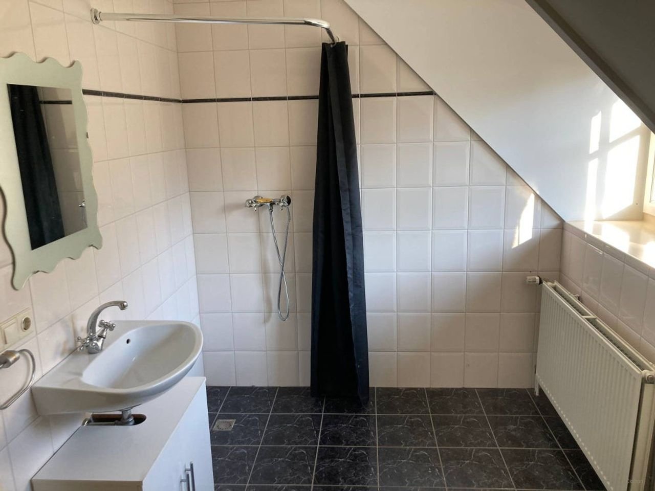 Thatched house with large barn - Image 22