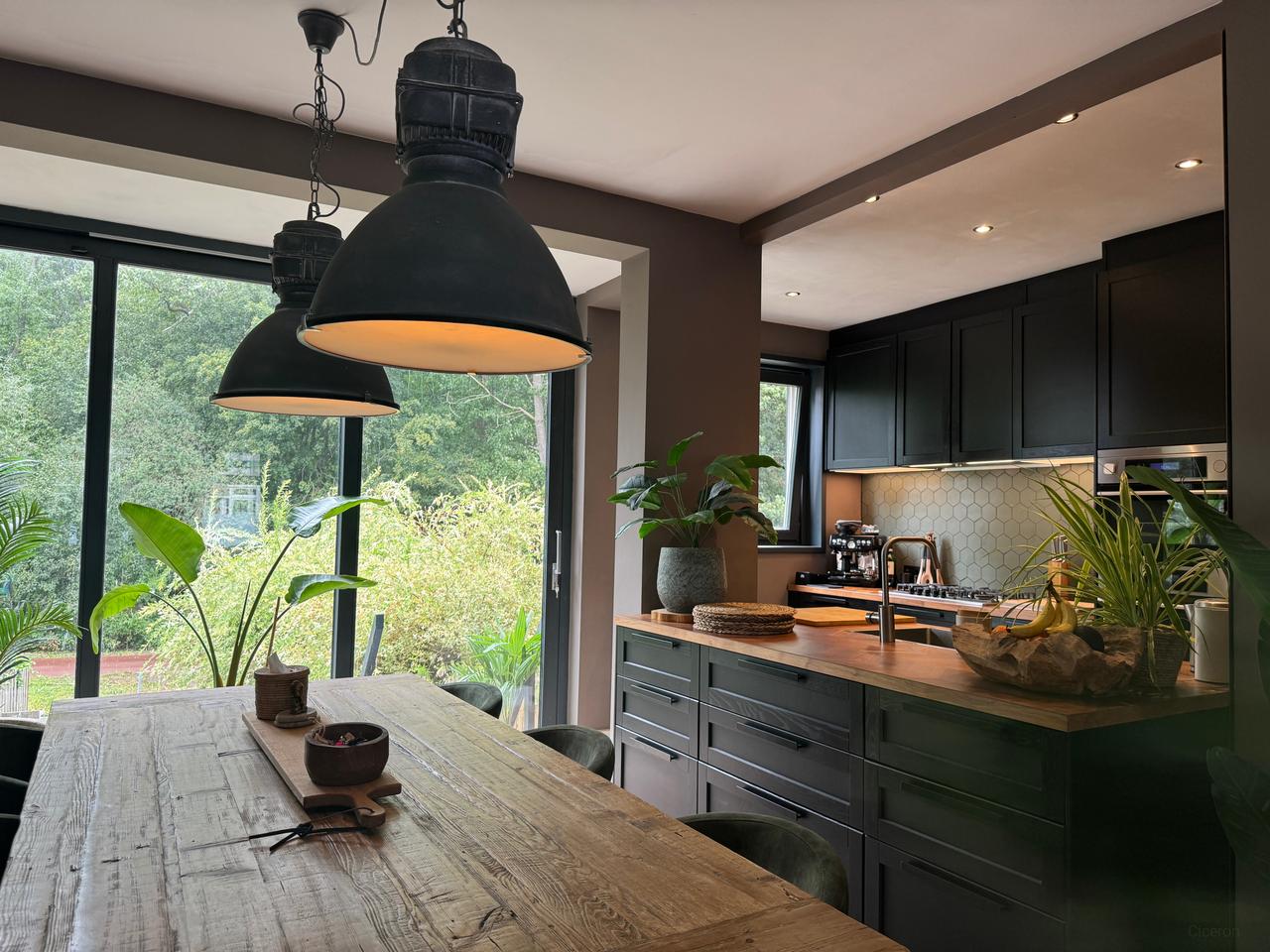 Short-stay waterfront property with garden - Image 1