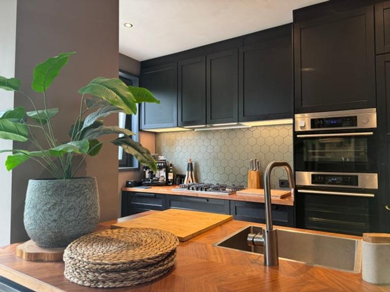 Short-stay waterfront property with garden - Image 6