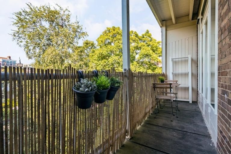 Living in De Pijp with an expansive roof terrace - Image 14