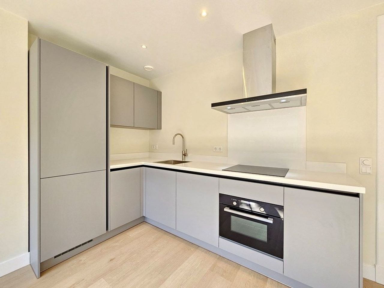 Modern apartment with balcony in West - Image 5