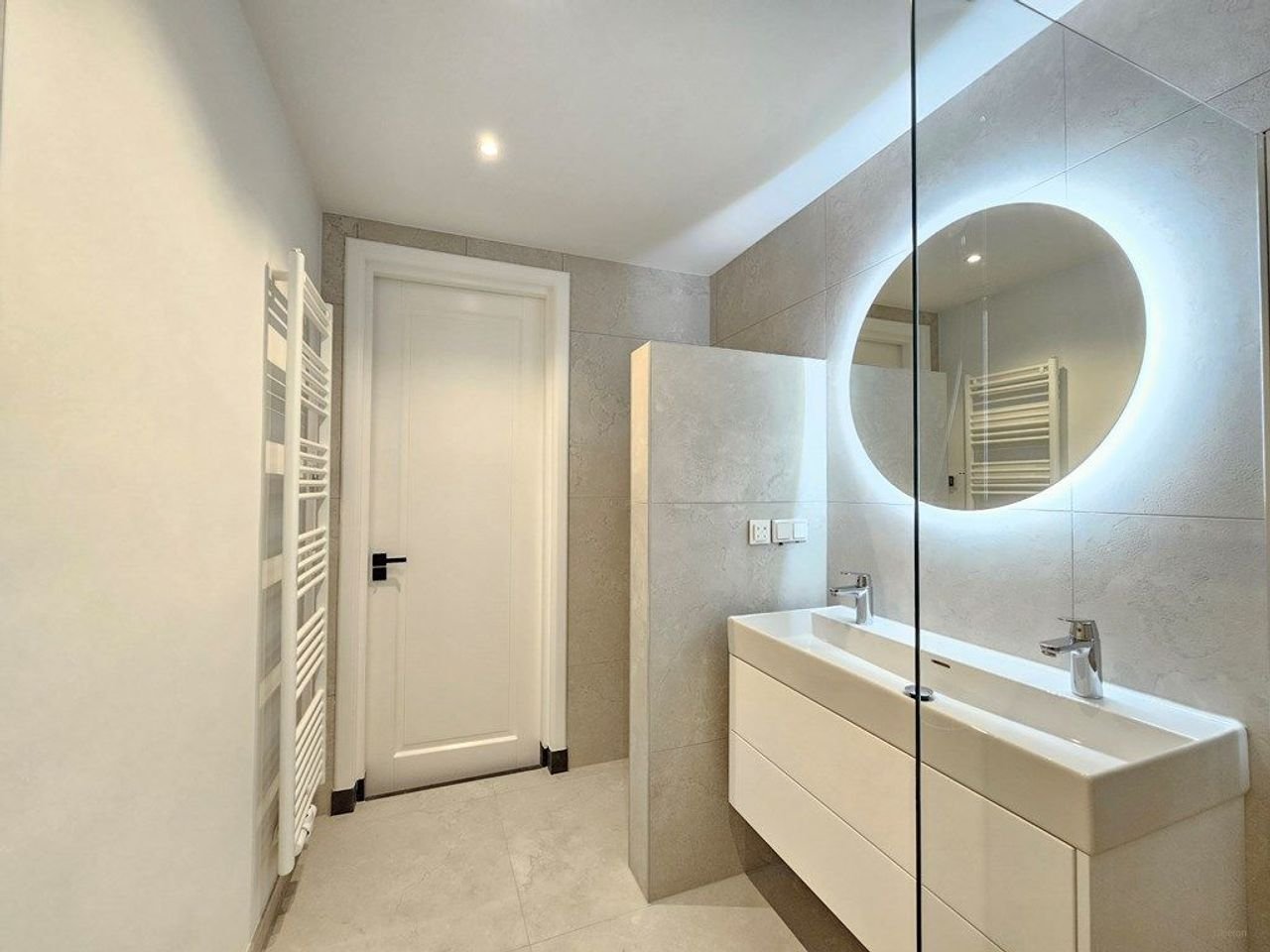 Modern apartment with balcony in West - Image 9
