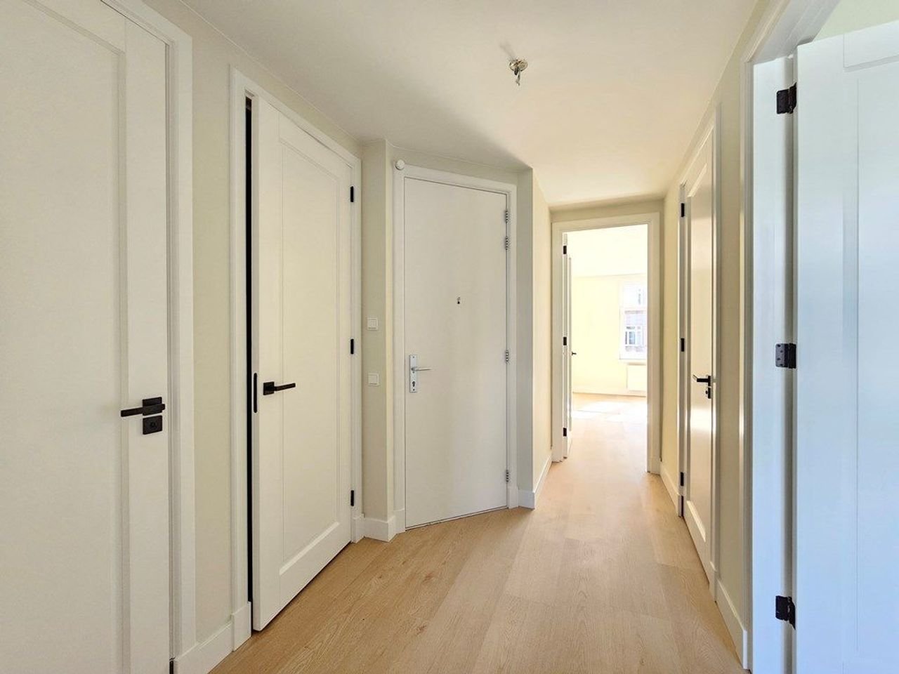 Modern apartment with balcony in West - Image 6