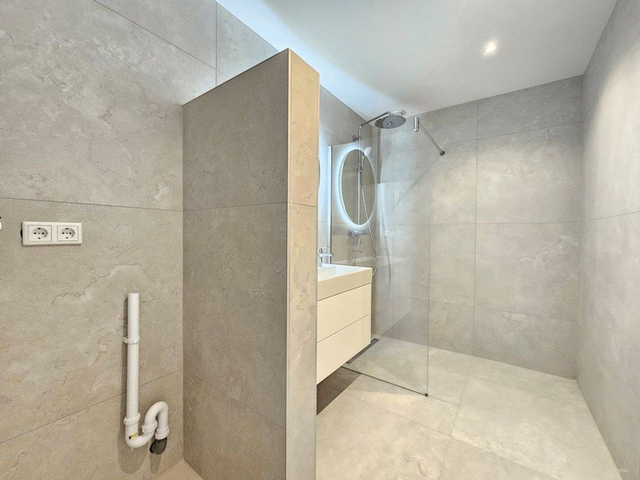 Modern apartment with balcony in West - Image 7