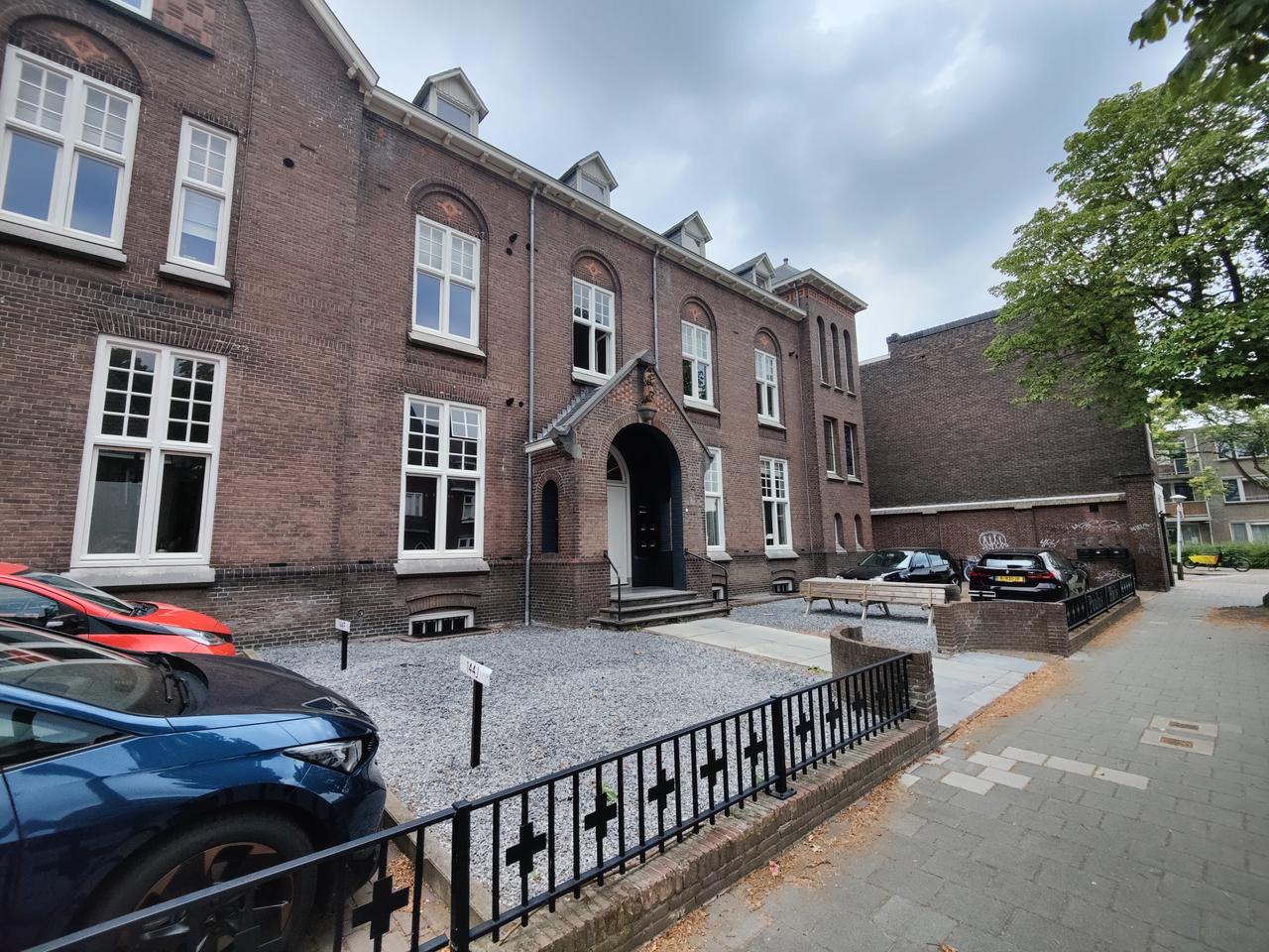 Historic apartment on Strijpsestraat - Image 12