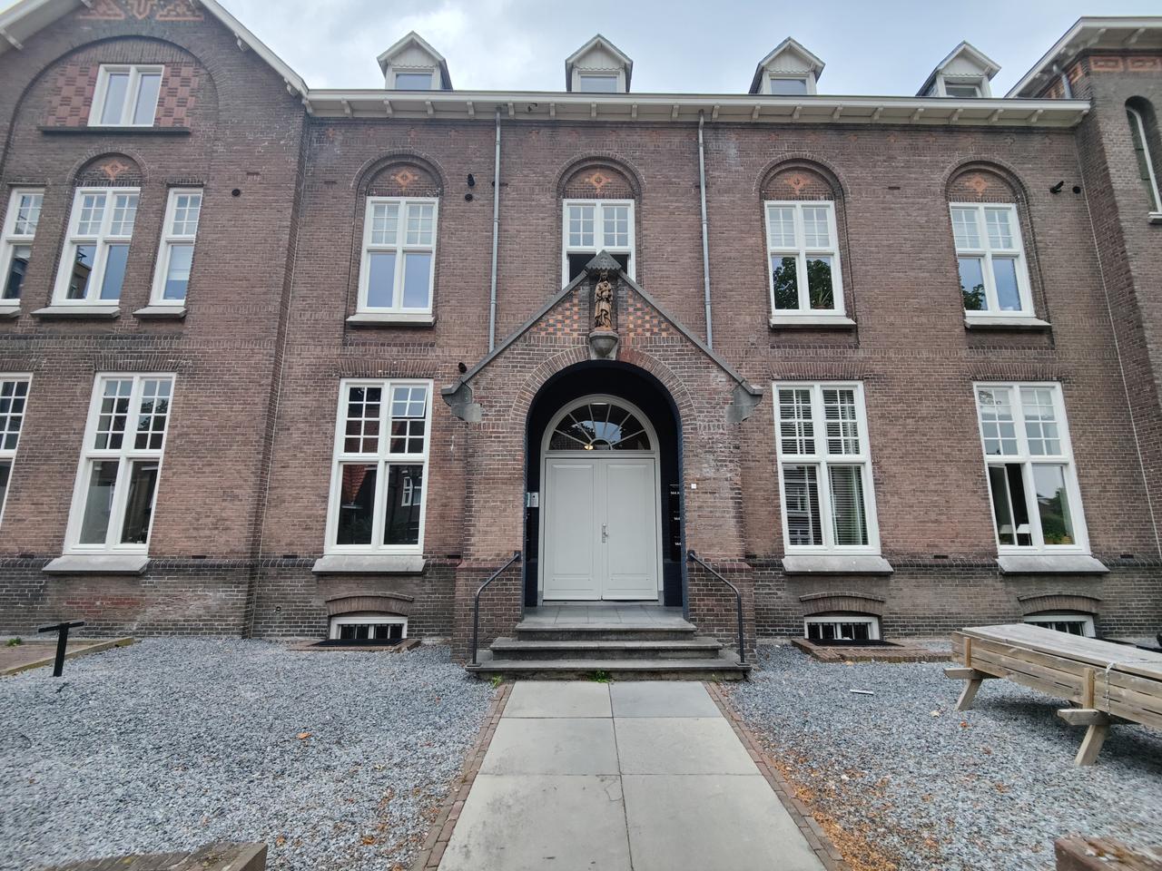 Historic apartment on Strijpsestraat - Image 1