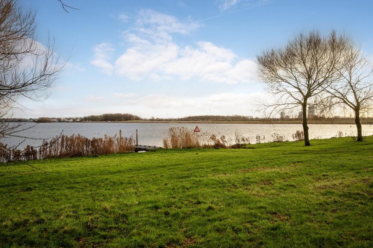 Herenhuis met garage en uitzicht op water - Afbeelding 38