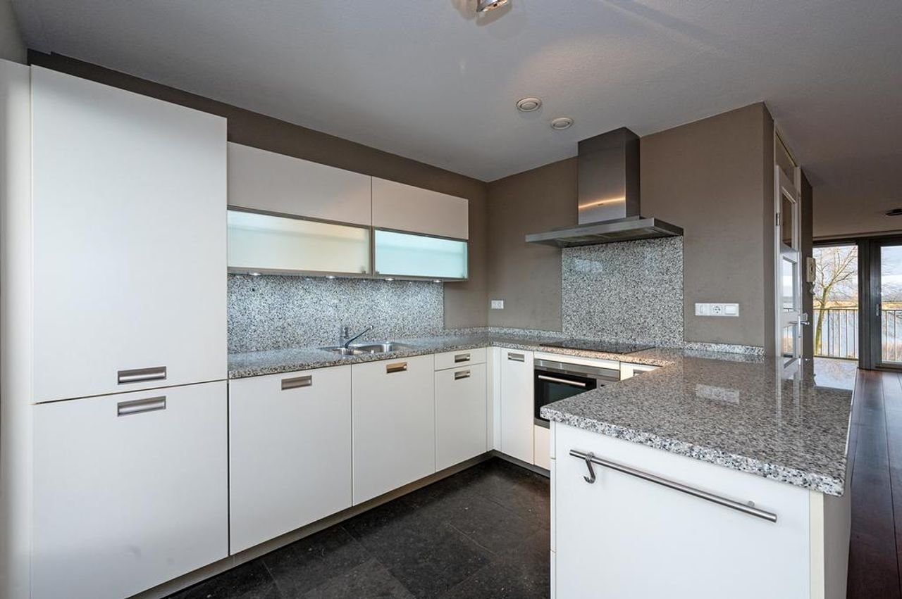 Herenhuis met garage en uitzicht op water - Afbeelding 19