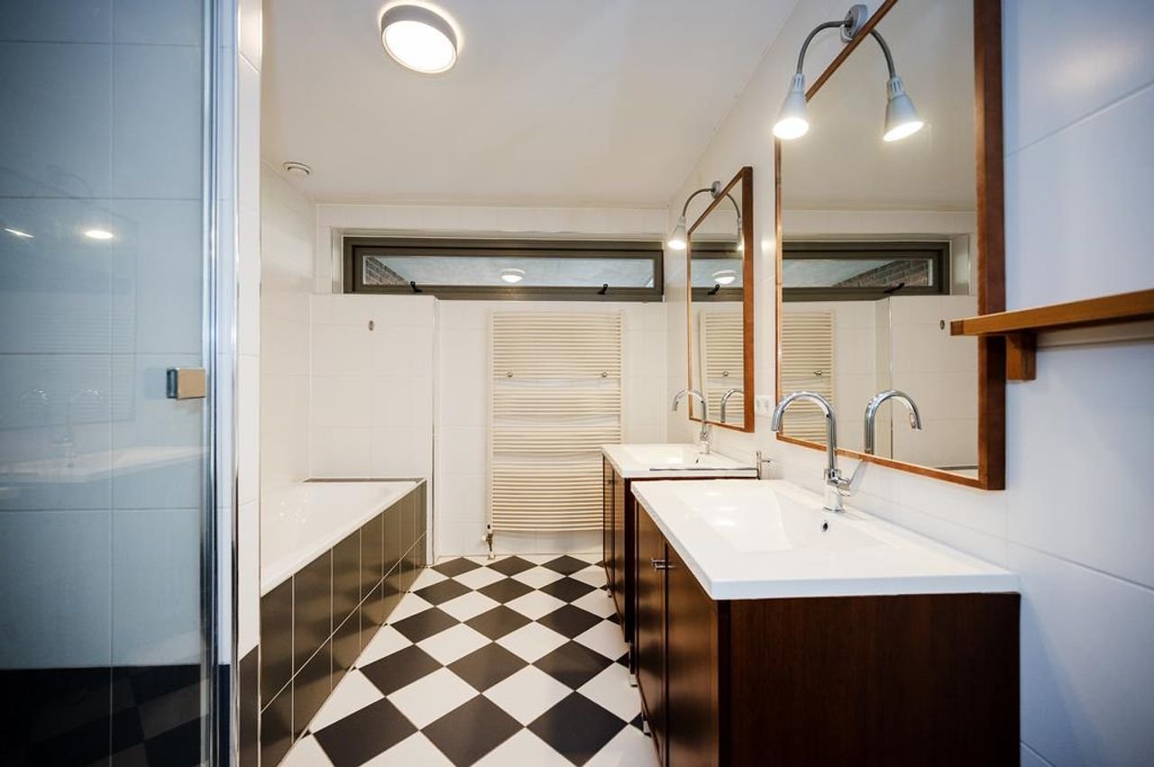 Herenhuis met garage en uitzicht op water - Afbeelding 31