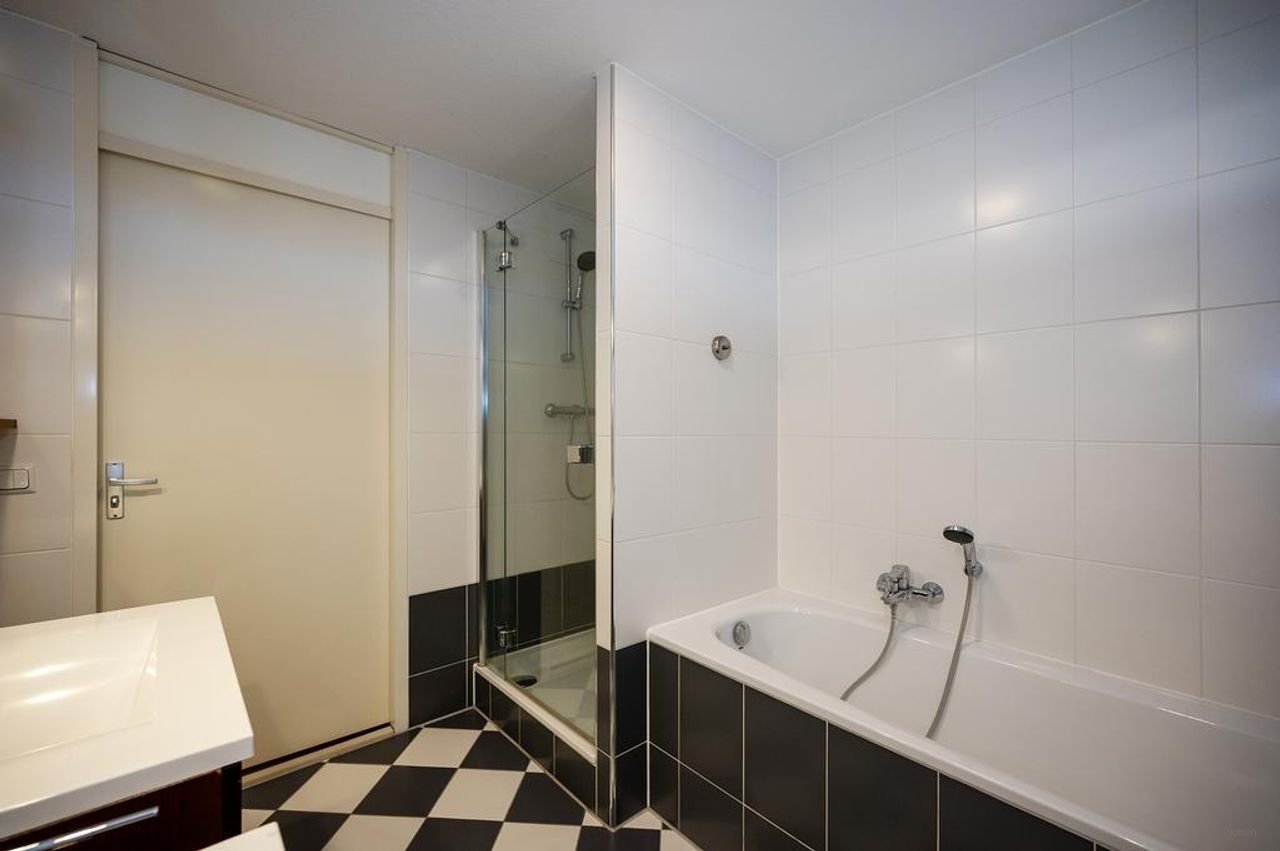 Herenhuis met garage en uitzicht op water - Afbeelding 33