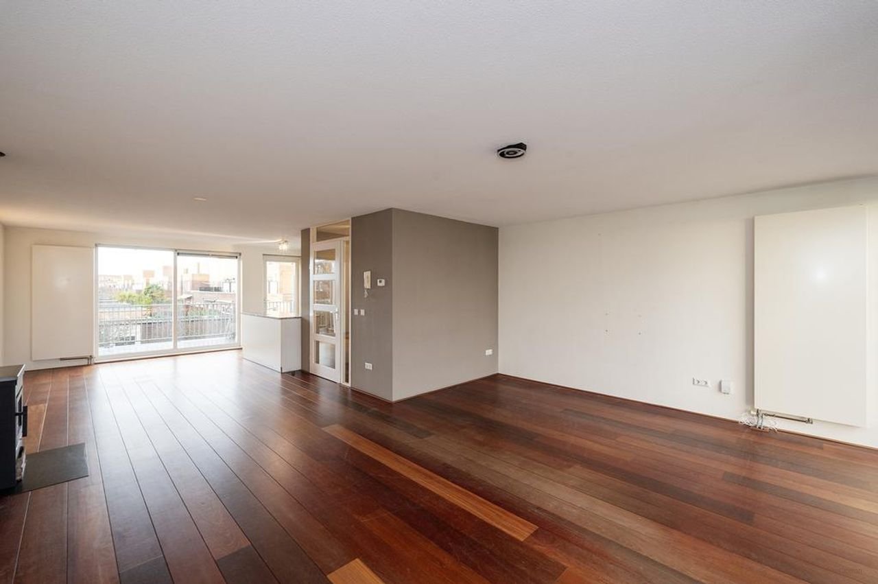 Herenhuis met garage en uitzicht op water - Afbeelding 12