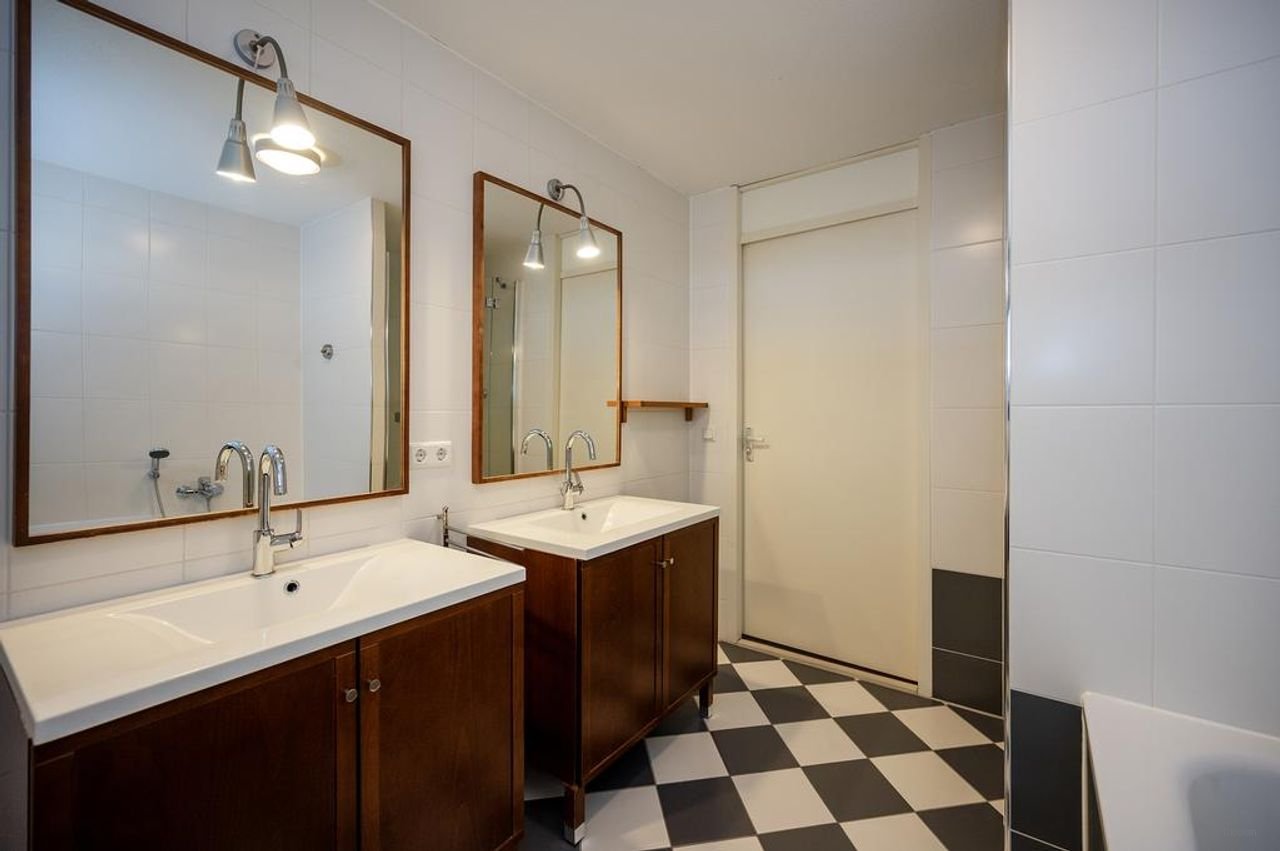 Herenhuis met garage en uitzicht op water - Afbeelding 32