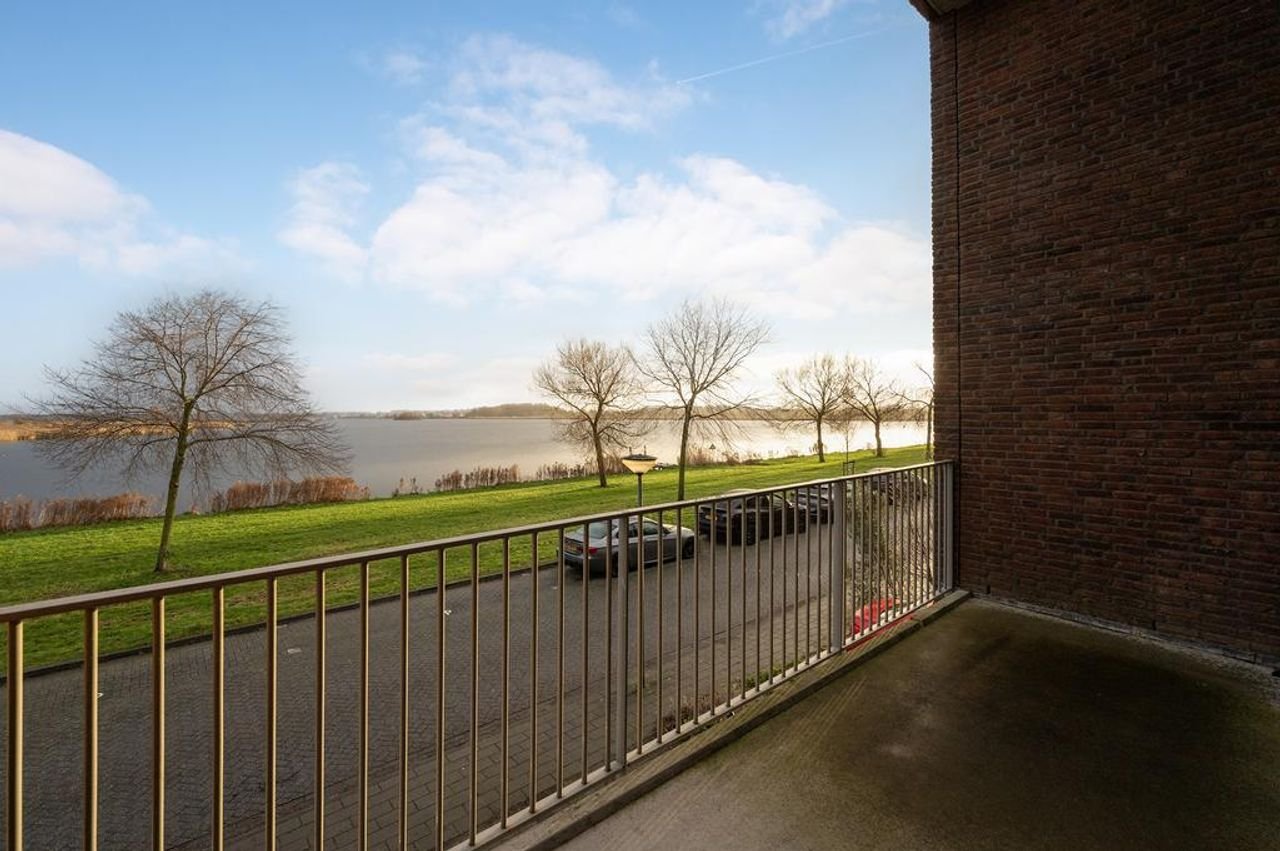 Herenhuis met garage en uitzicht op water - Afbeelding 15