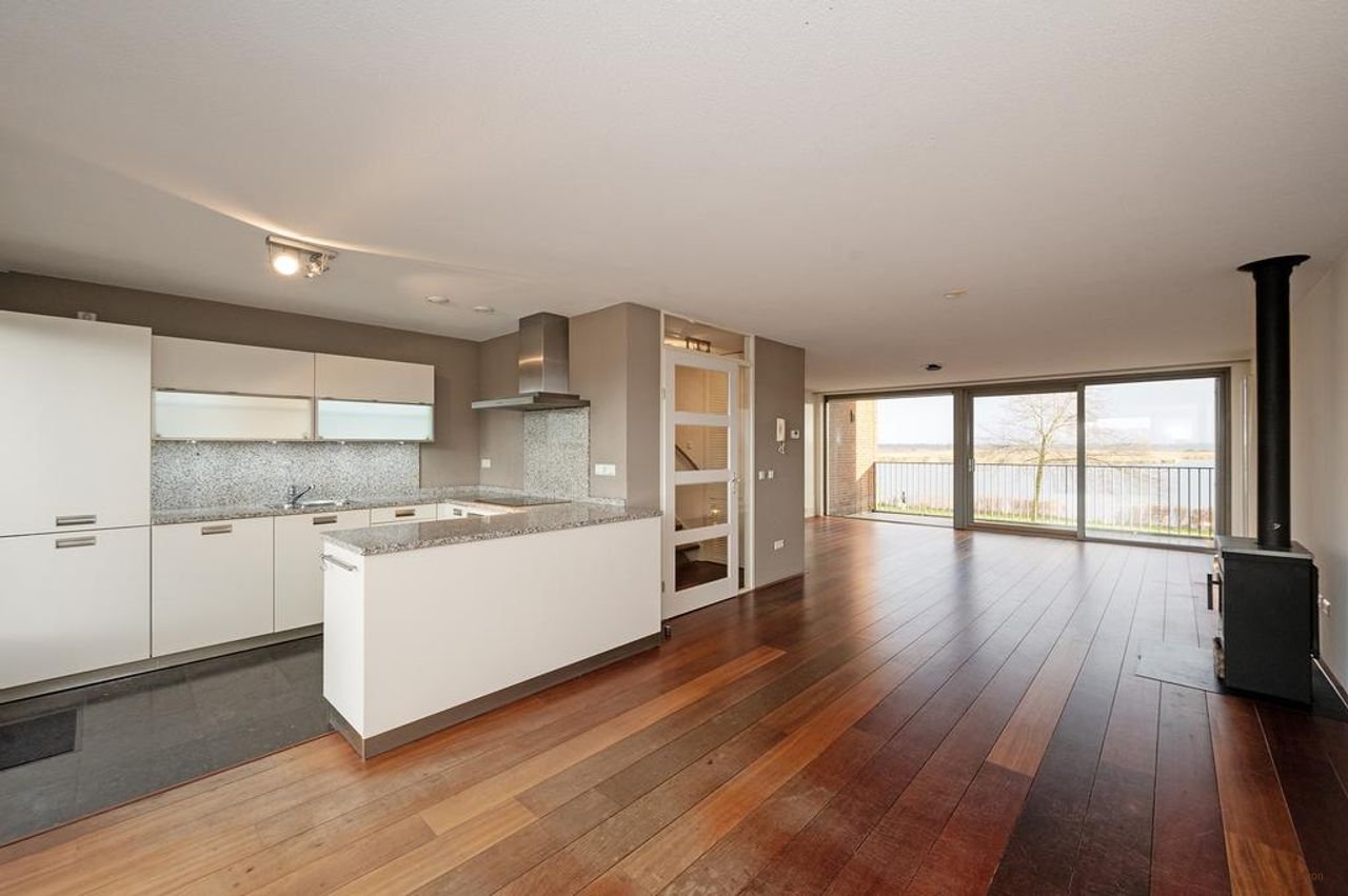 Herenhuis met garage en uitzicht op water - Afbeelding 17