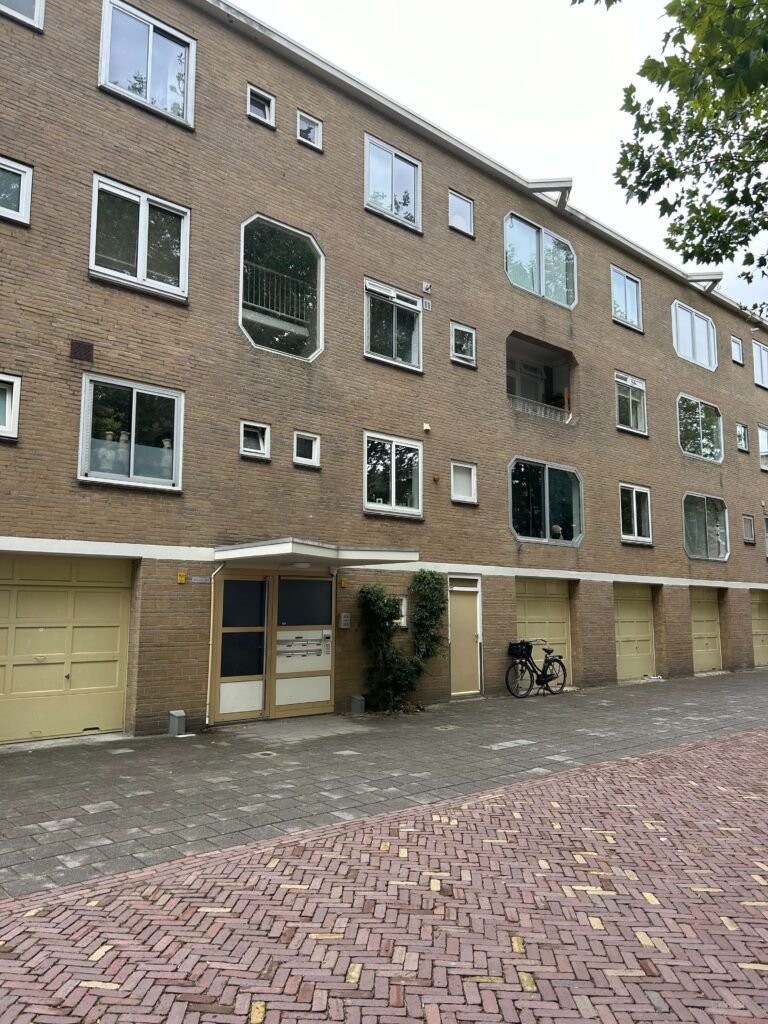 Gemeubileerd 4-slaapkamer appartement in Amstelveen - Afbeelding 1