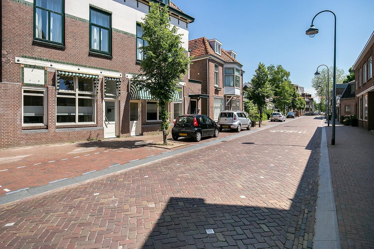 Modern apartment on De Withstraat - Image 2
