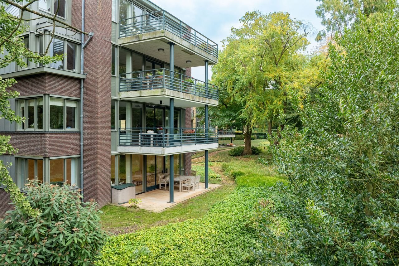 Spacious living (228m²) facing the Arboretum - Image 4