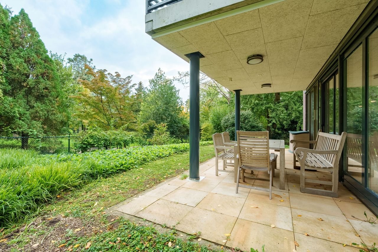 Spacious living (228m²) facing the Arboretum - Image 36