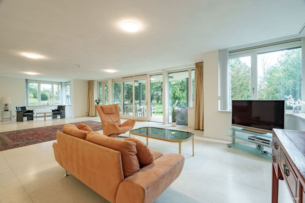 Spacious living (228m²) facing the Arboretum - Image 8