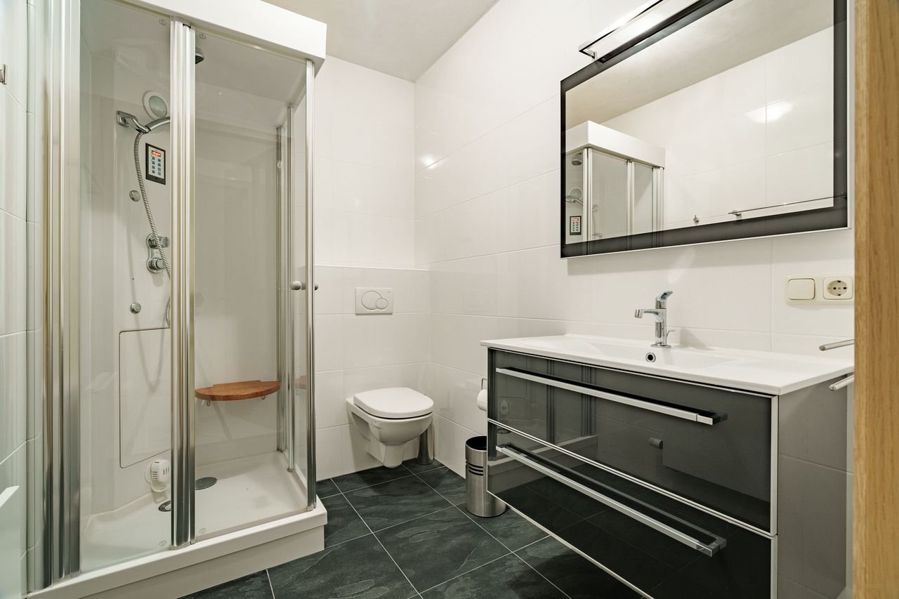 Spacious living (228m²) facing the Arboretum - Image 22