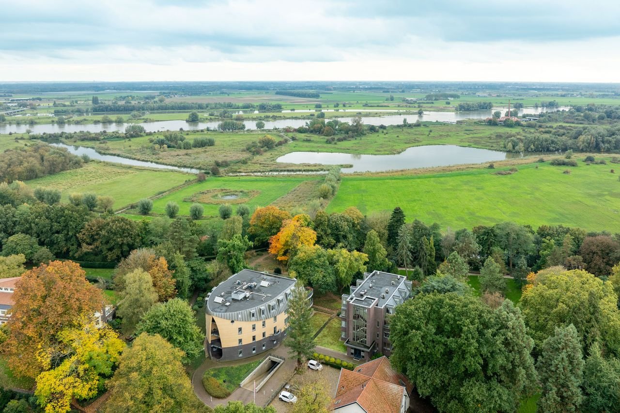 Spacious living (228m²) facing the Arboretum - Image 2