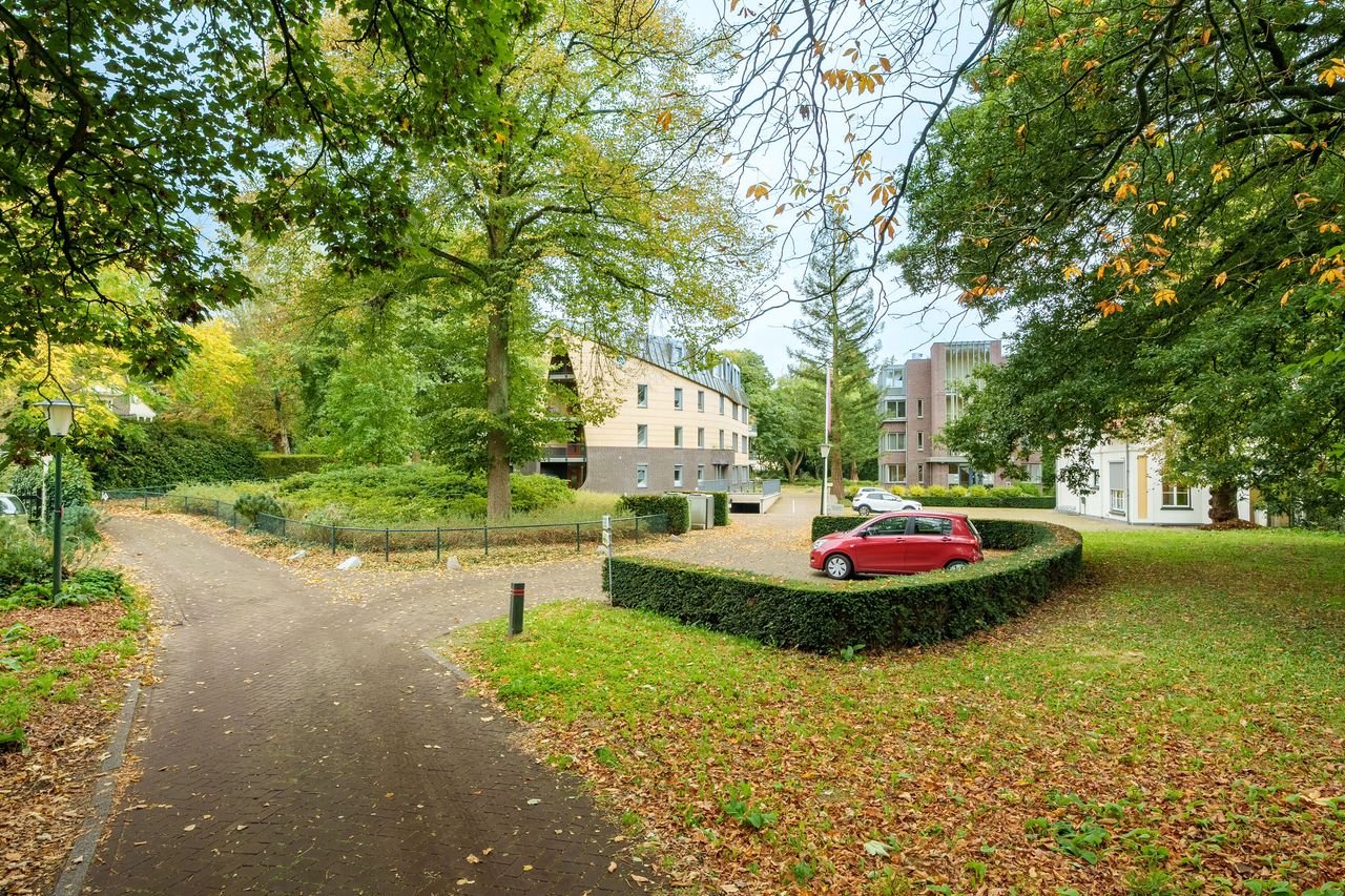Spacious living (228m²) facing the Arboretum - Image 37